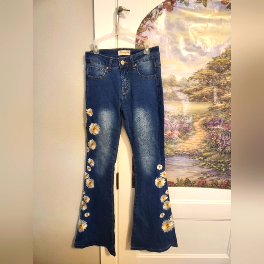 Flare jeans with embroidered flowers